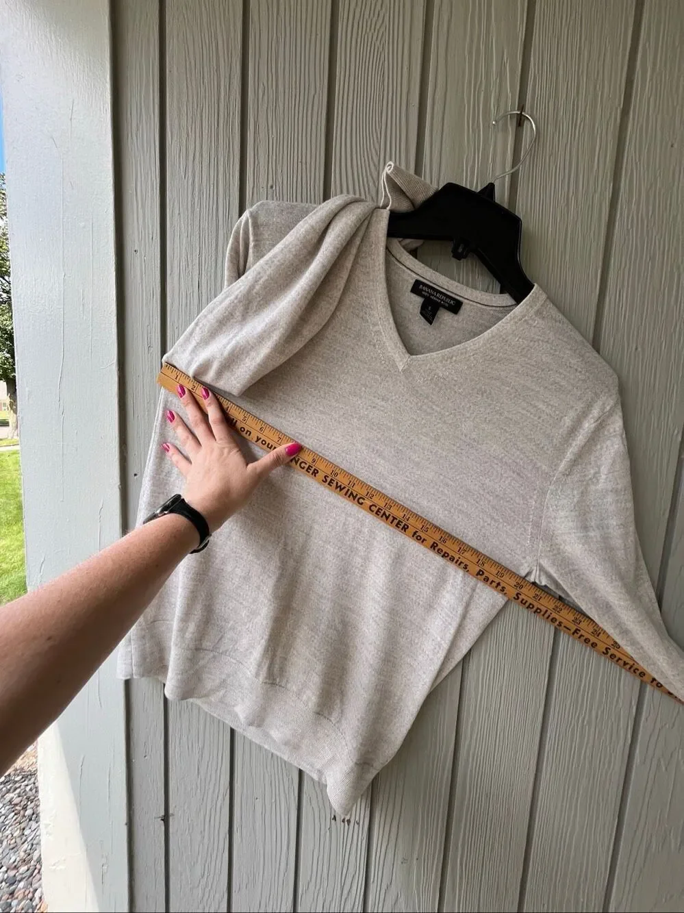Banana Republic 100% Merino Wool V-Neck Sweater Men’s S Grey Oatmeal